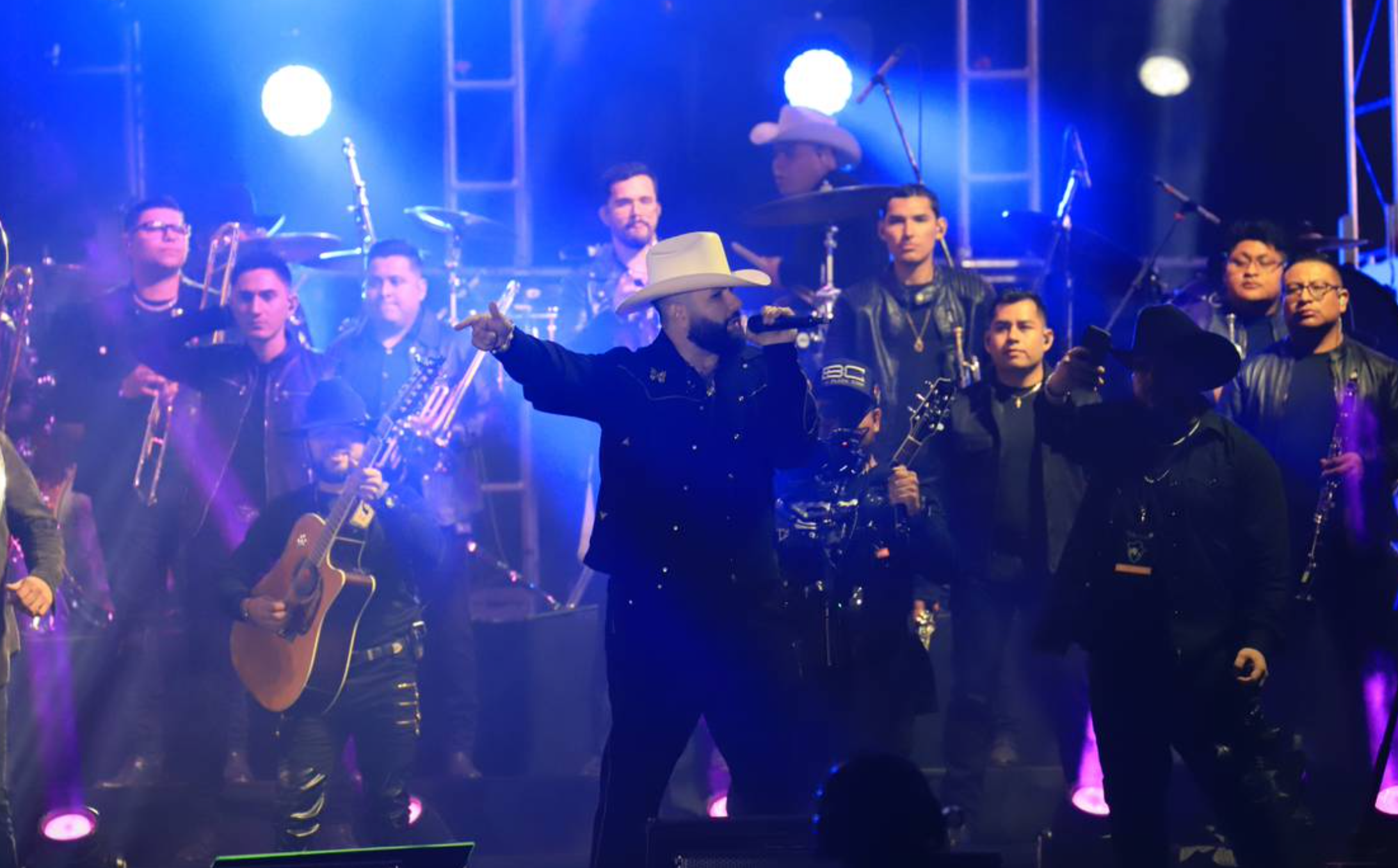 A Carin León se le antoja un “perico” durante concierto en Hermosillo